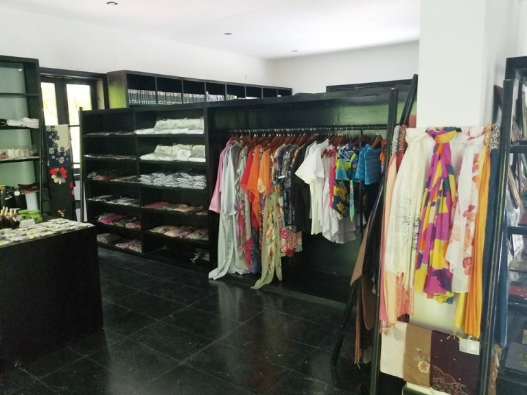 ショップ内には服もありました。