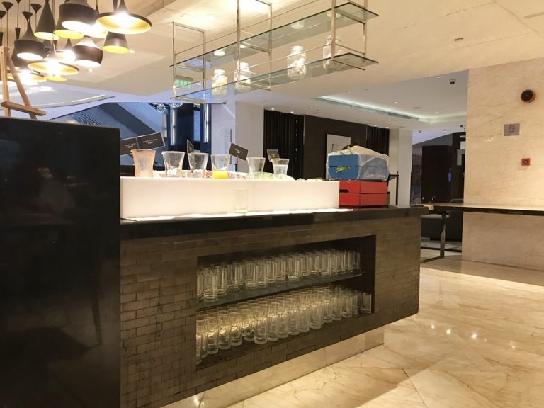 朝食バフェ、ジュースコーナーは、オレンジ、グレープフルーツ、トマト、アップルです