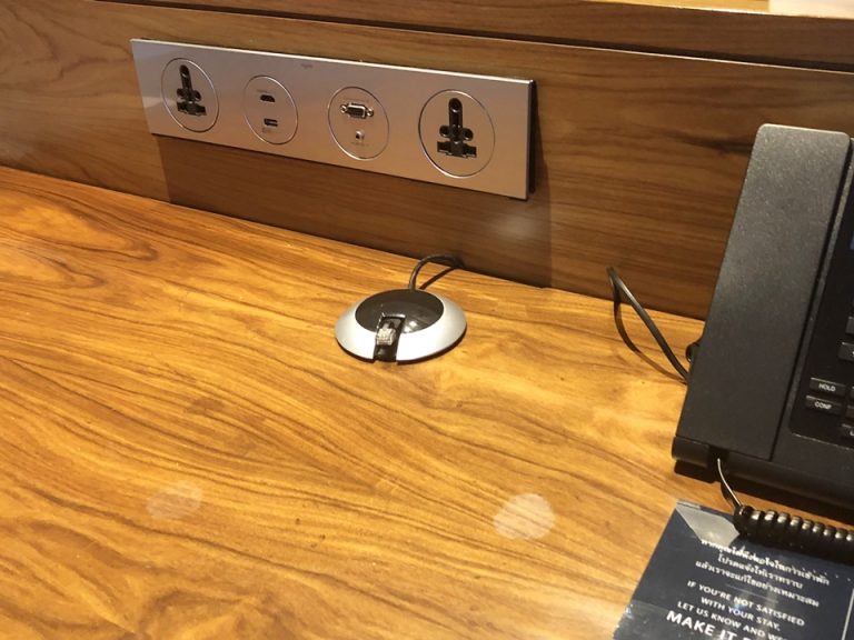 デスクの上の充電のところ