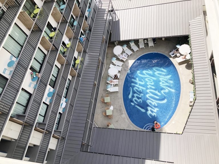 プールをL字に囲むように客室棟があります。