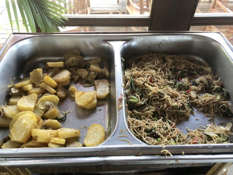 カドカド(左)焼きビーフン(右)