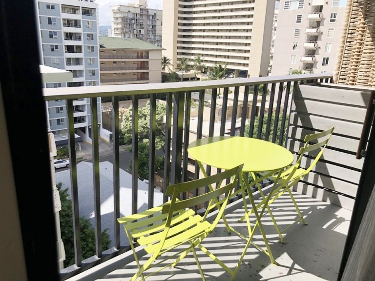 バルコニーのテーブル&チェアー 部屋ごとにテーブルとチェアーの色が違いました。