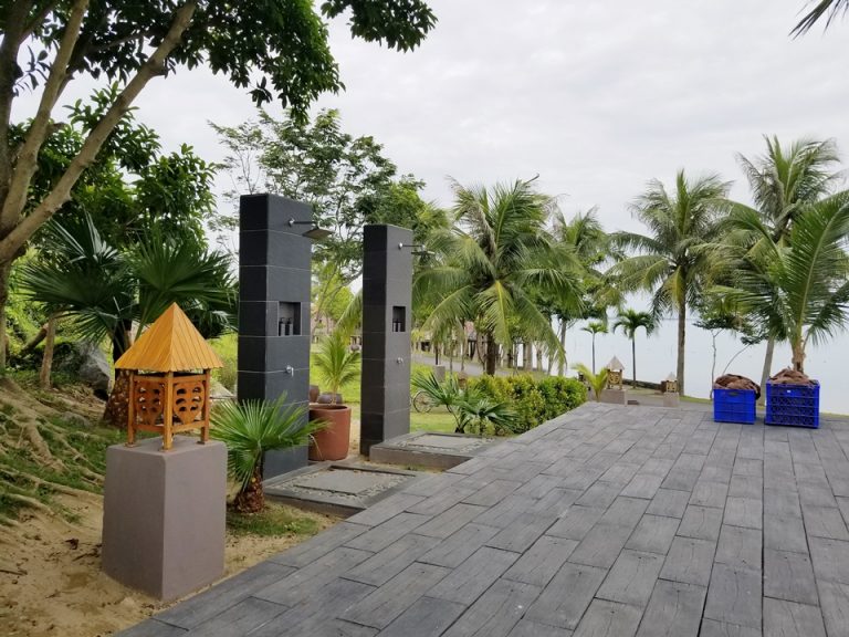 プールサイドにシャワーも2つあります。