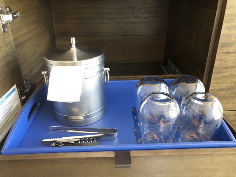 ミニバー グラス4つ、アイスボックスです。