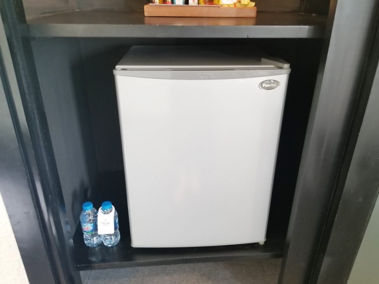 ミニバーの冷蔵庫です