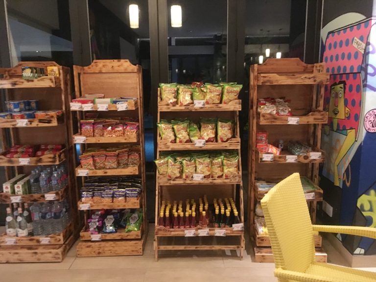 Cassiaホテル内レストランに、売店もありました。アンサナ内にはこういう売店は無かったと思います。