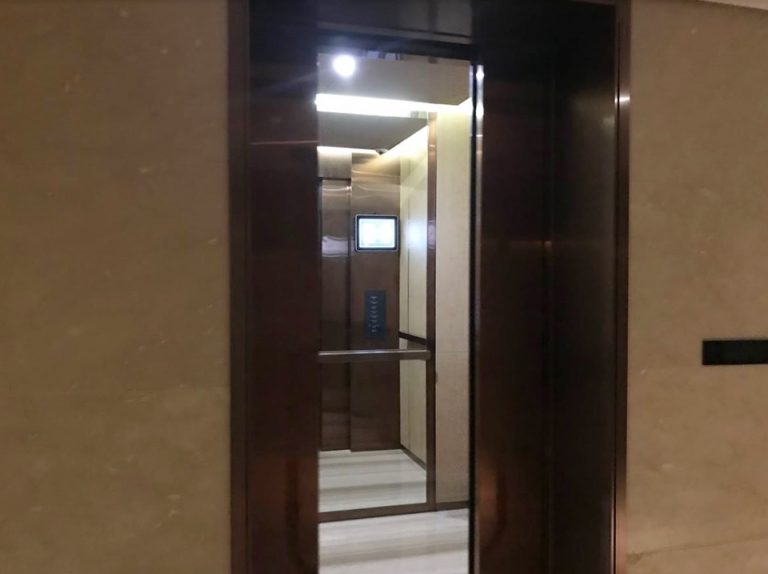 外から見たエレベーター内部