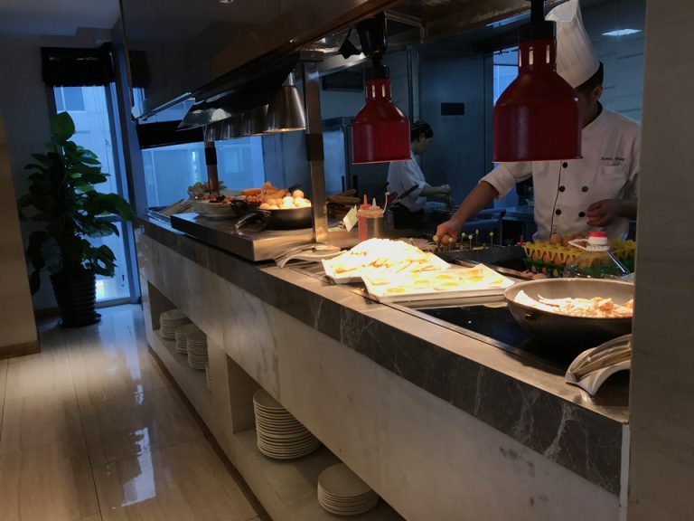 朝食バフェ、手前は卵焼き、奥は麺類を作ってくれます