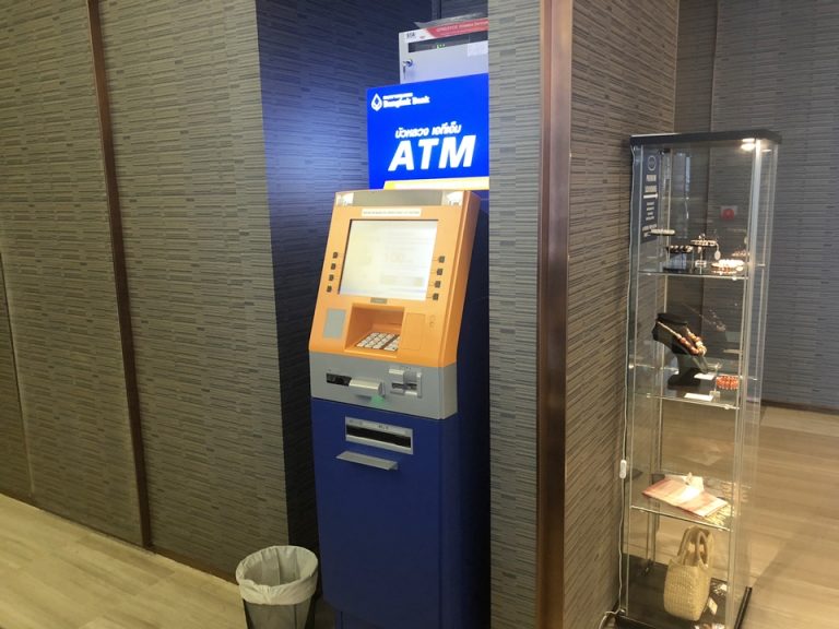フロントにあるATM
