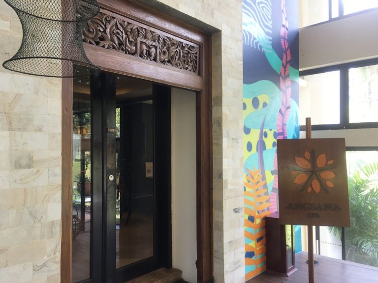 ANGSAN SPA入り口の様子。手前に船のディスプレイがありました。