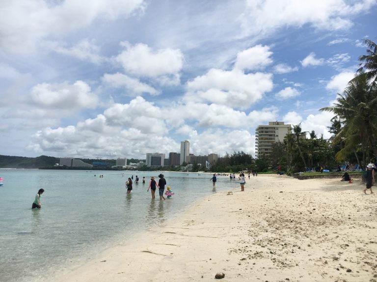 ホテル前ビーチ (2)