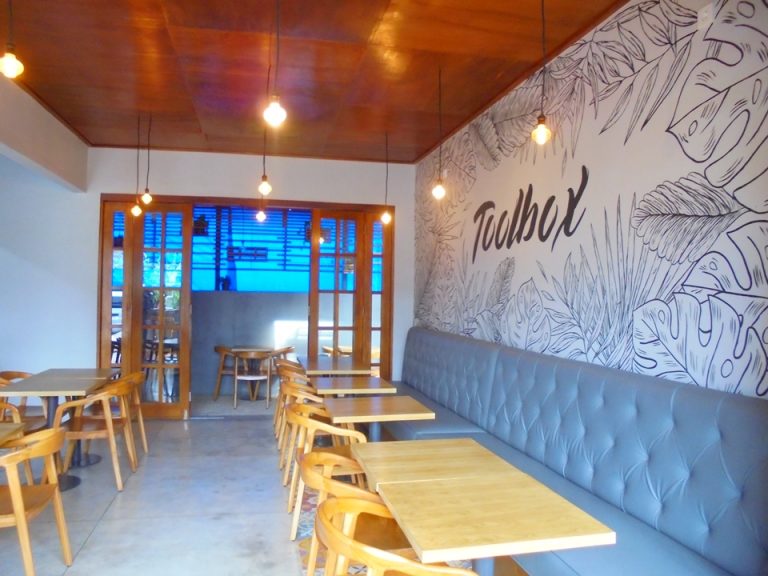 カフェKYNDのお隣にあるカフェTOOLBOX