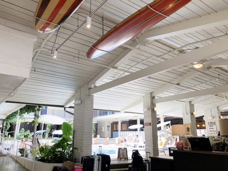 エントランスを入るとプールが中央にあります。