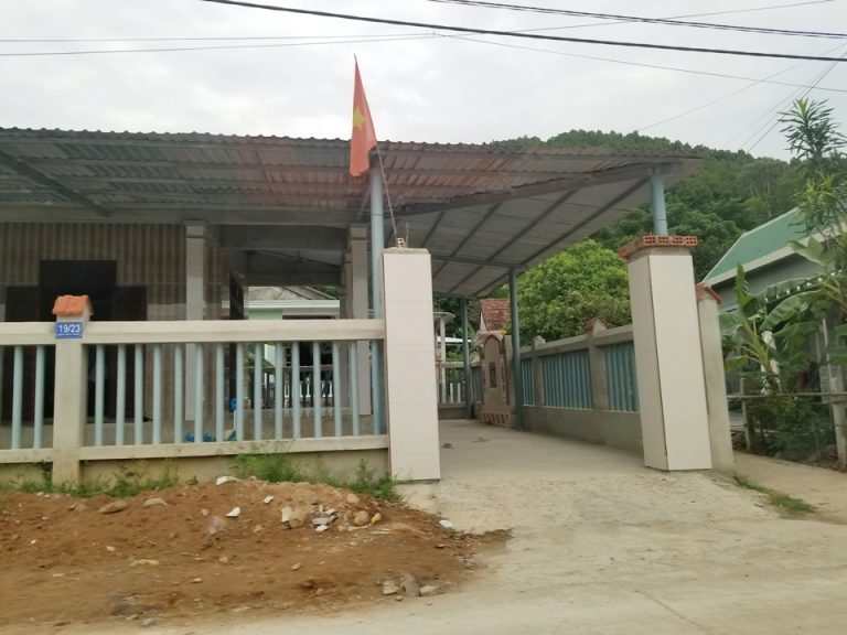 ホテルの敷地を出たあたり。民家でしょうか。