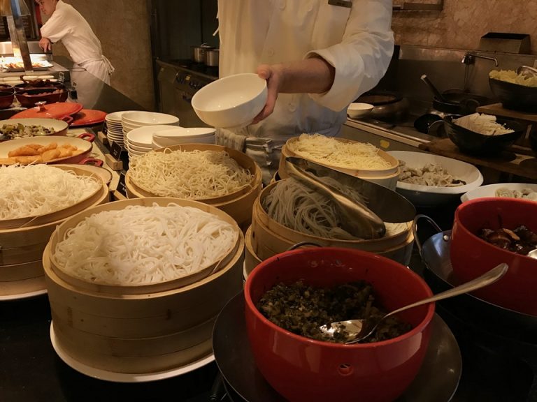 麺類は選べますが、スープベースは1種類のみ、トッピングでどうオリジナリティを出すかが決め手