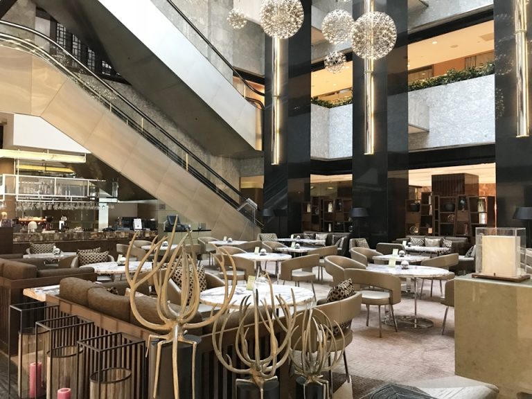 1階のバー、キャパは大きいです