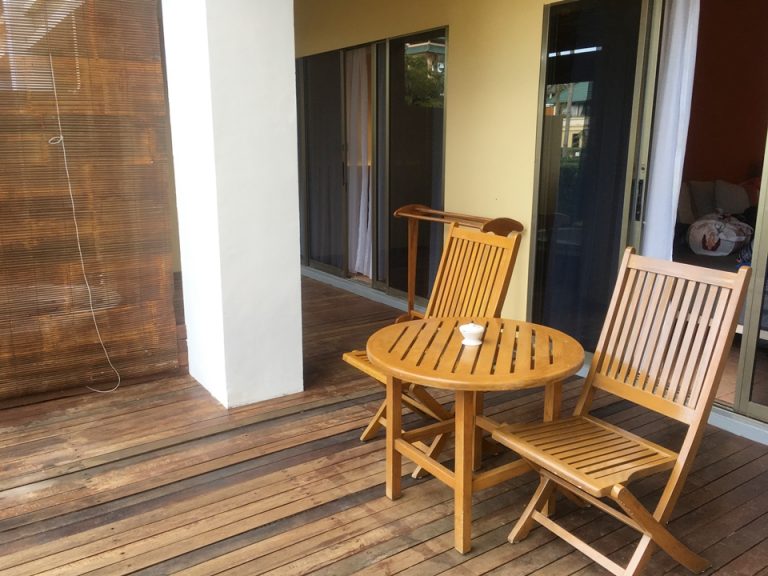 バルコニーに置いてあるテーブル&チェア