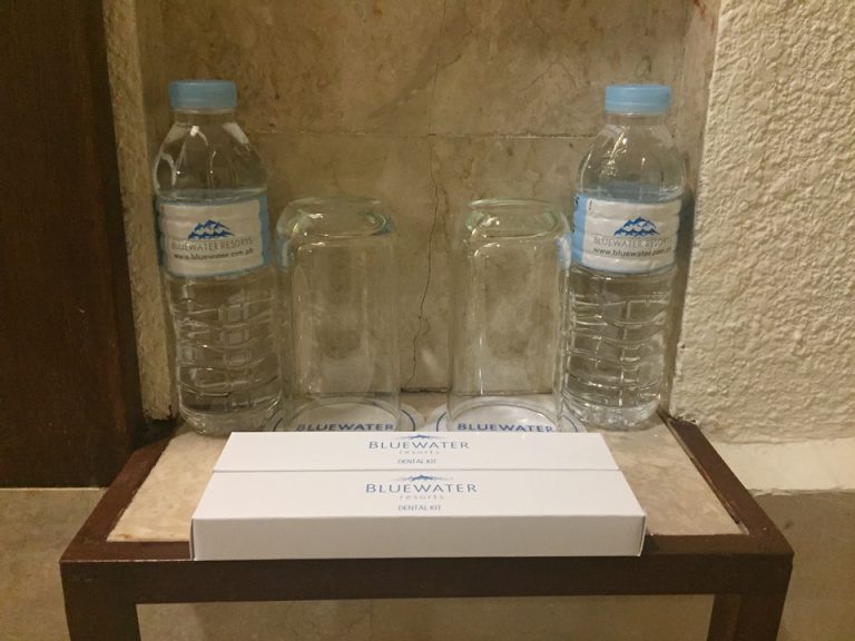 備え付けペットボトルと歯ブラシ