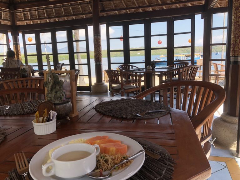 比較的落ち着いた朝食会場です