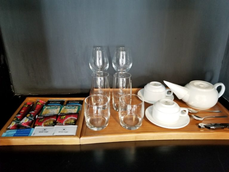 こちらはティーコーナー。グラスがお洒落です。