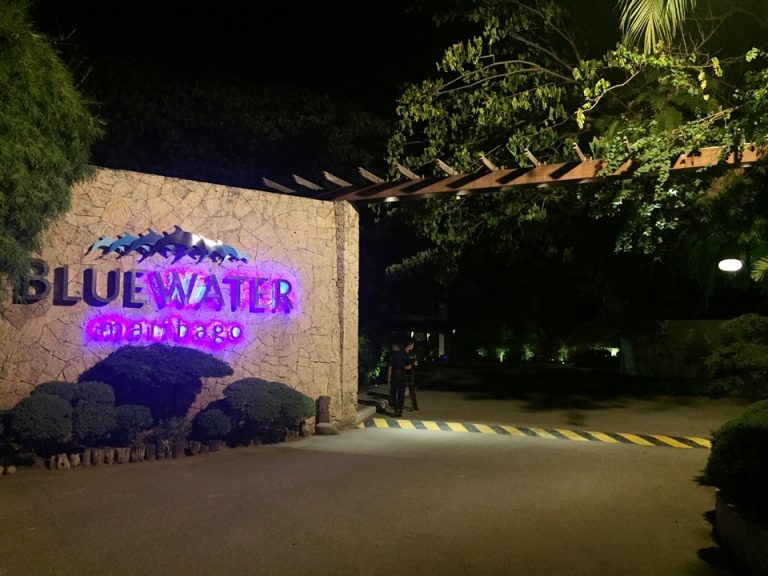 ホテル敷地内入り口