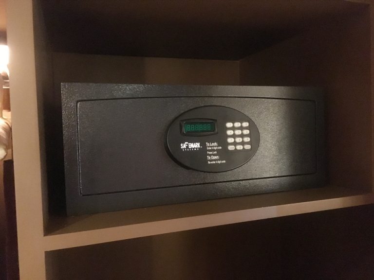 部屋内金庫。閉めた状態。