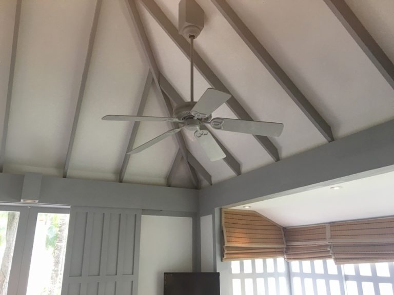 天井からぶら下がったファンがリゾート気分を盛り上げてくれます