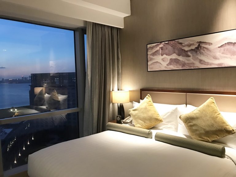 ダブルでも広めのベッド