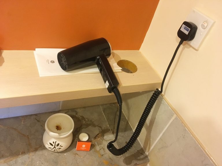 ドライヤーはもともと電源につなげてありました。カウンターにドライヤー用のホルダー穴があります。