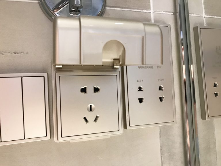 洗面所のコンセント、ドライヤーなどは左手の物を使ってください