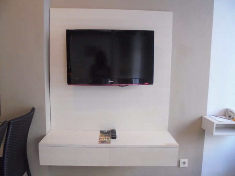 ベッドルームから見られる大きいサイズのテレビ