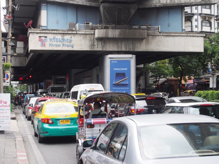 ホテル周辺プロンポン駅