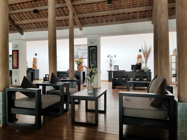 フロントです。天井がとても高く半屋外です