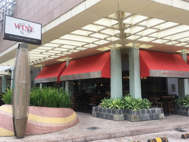 ホテル横のバー