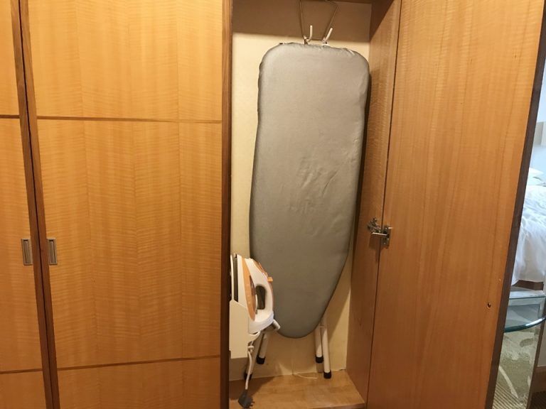 クローゼット中、右側にはアイロンとアイロン台が。少し古めかしく感じるが実用的