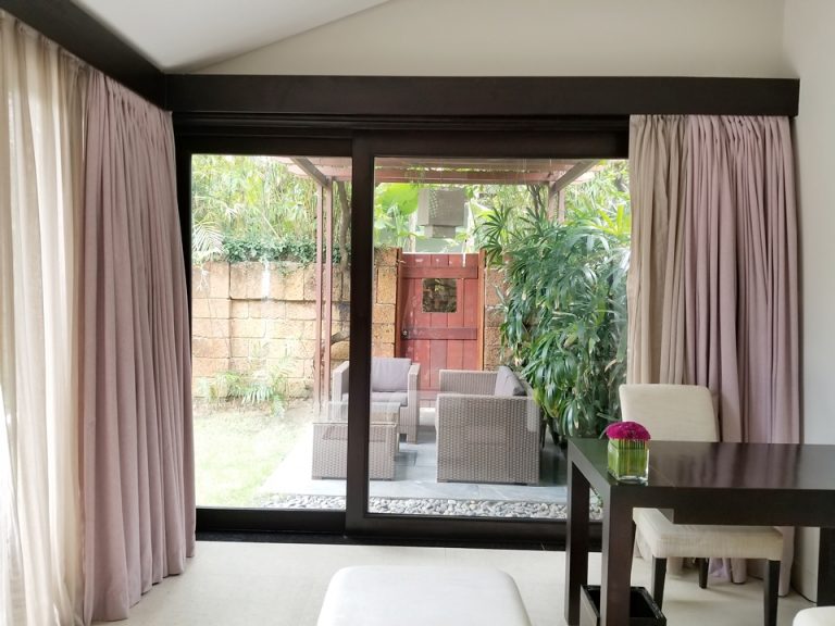 庭の奥にはソファ席もありました。