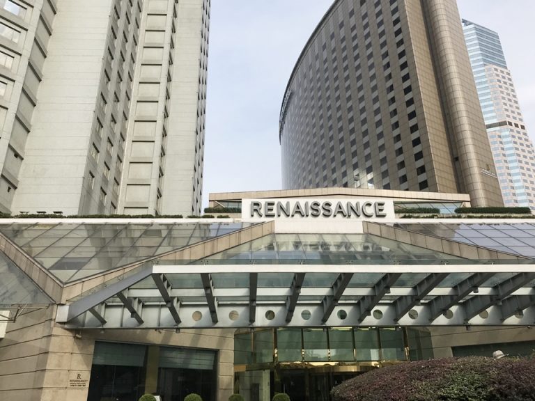 ホテルを正面から見た図、出来た当初は超おしゃれホテルであったでしょう