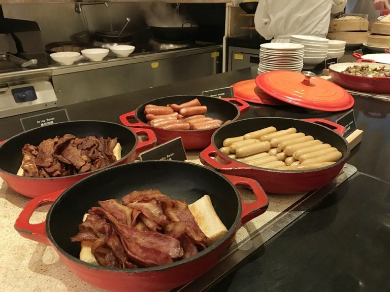 朝食バフェ、ソーセージ及びベーコンコーナー