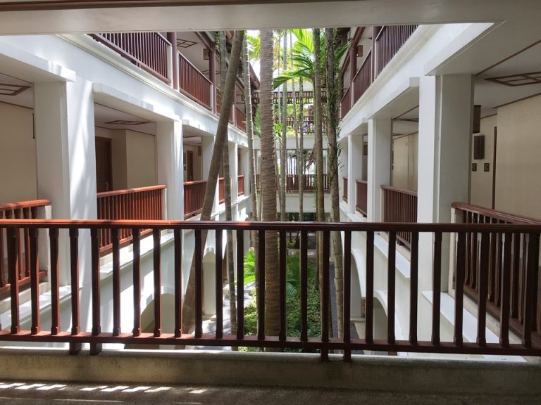 ホテル内観_客室棟庭側廊下 (1)