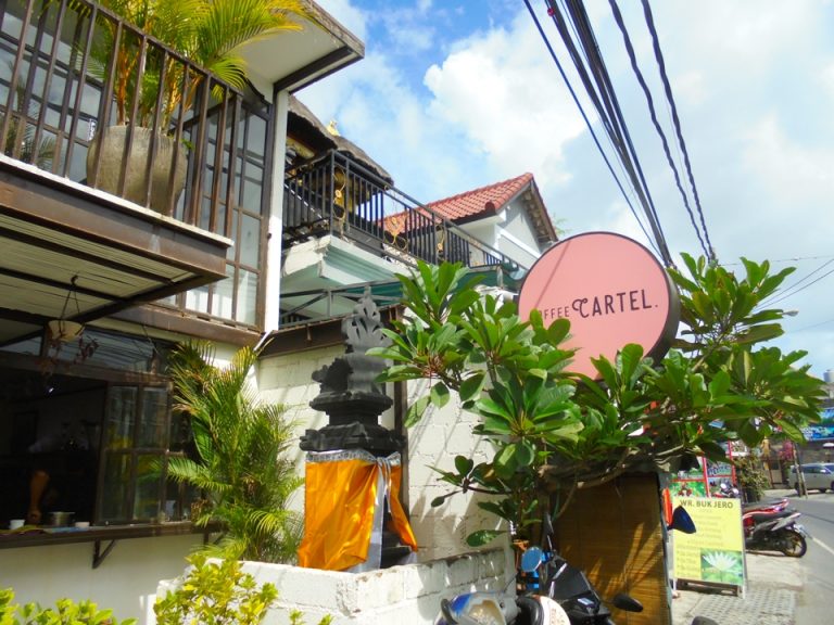 外観とは違ってとてもオシャレです(CARTEL)