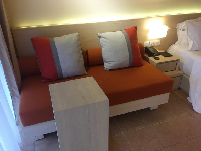 部屋内のソファ。オレンジ色が可愛らしいです。