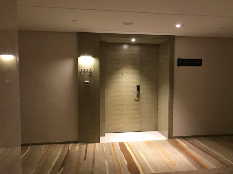 廊下から見た客室ドア