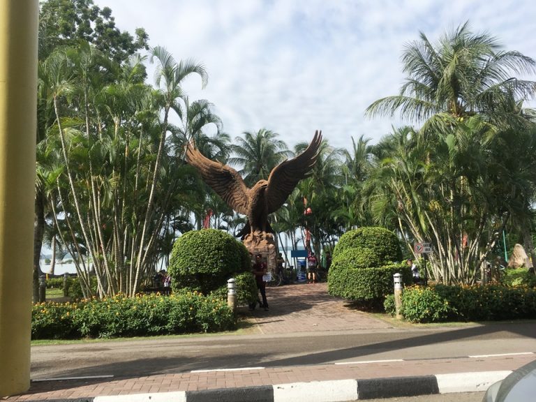 フェリーターミナルからでるとすぐにある、鷹?のモニュメント