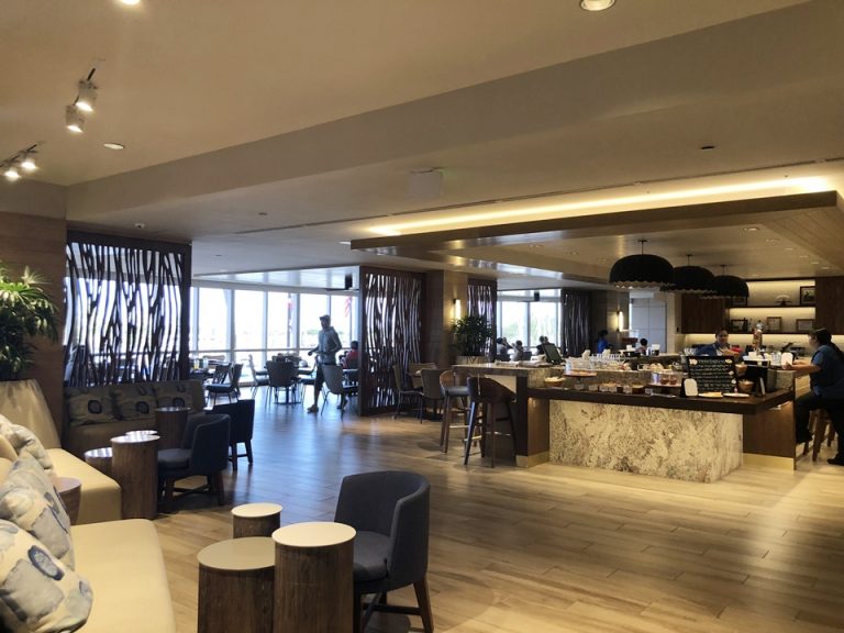 レストラン全体 とても広く明るくキレイです。手前にバーカウンターがあり、奥はブッフェコーナーもありました。