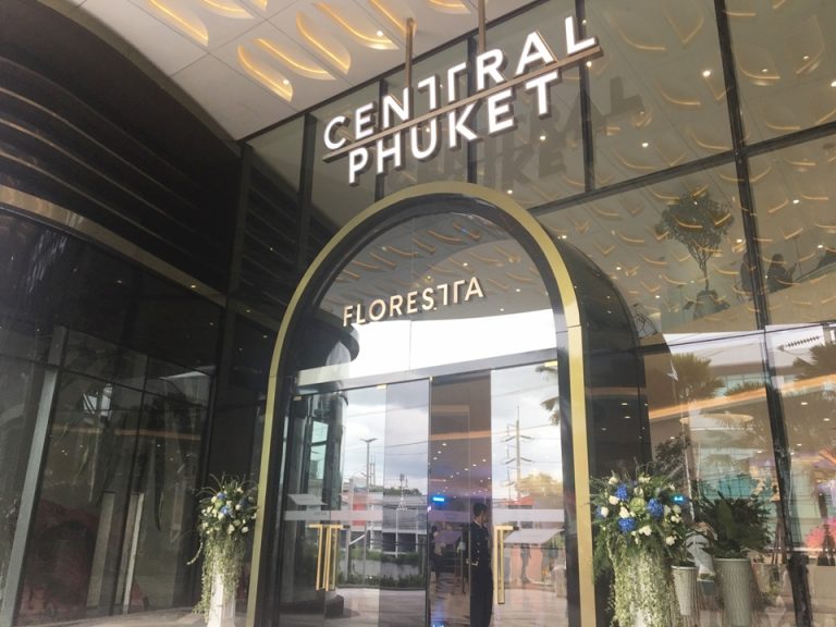 ちょうど滞在中に開店したショッピングモール、セントラルプーケット。車で30分ぐらいの距離です