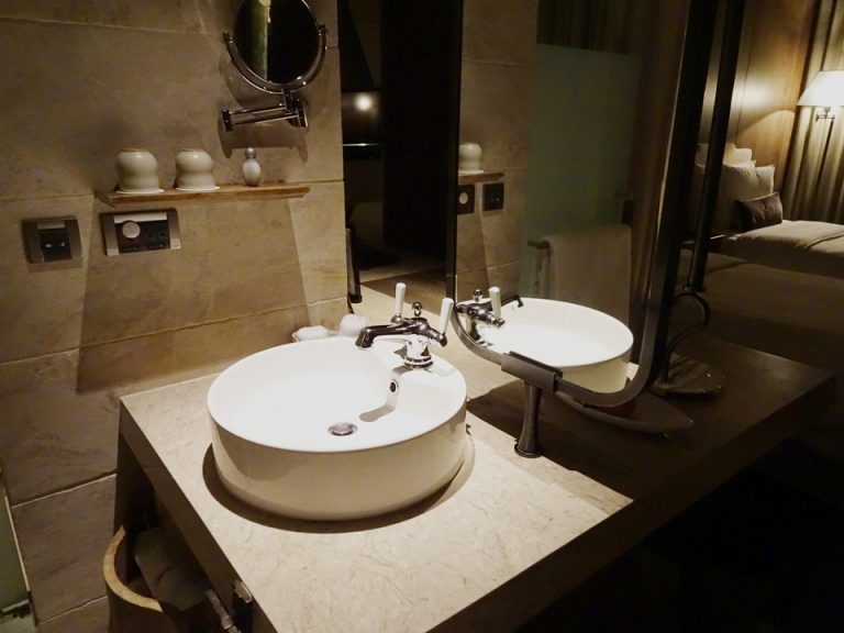 客室のバストイレ_洗面台全体