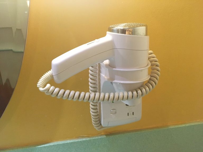 バスルームの中のドライヤー