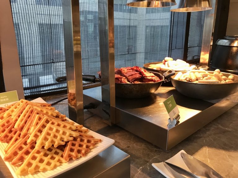 朝食バフェ、ワッフルは焼いたものが置いてあります