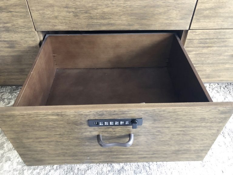 セーフティボックス。テレビ台の一部の引き出しに鍵がかけられるようになっています。たっぷり入ります。