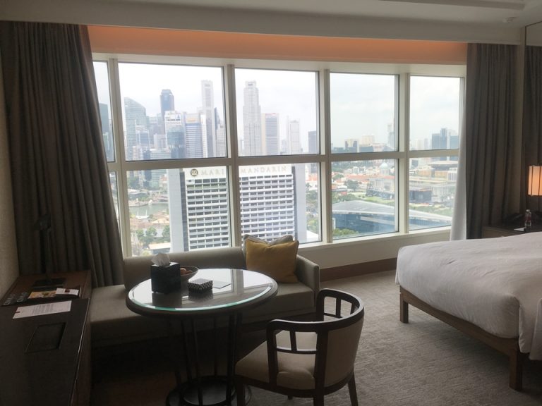 部屋全体の様子。昼の状態。